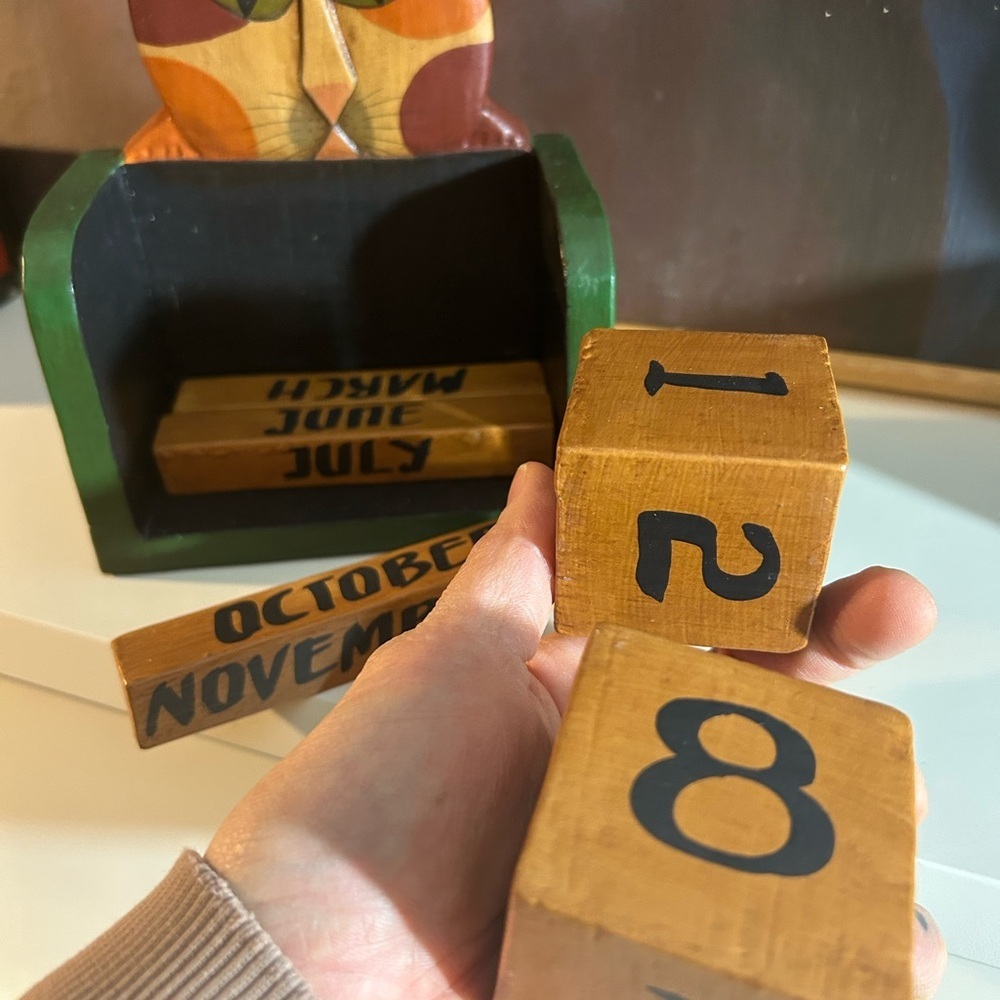 Wooden Cat Calendar with Blocks Made in Indonesia - Picture 12 of 13